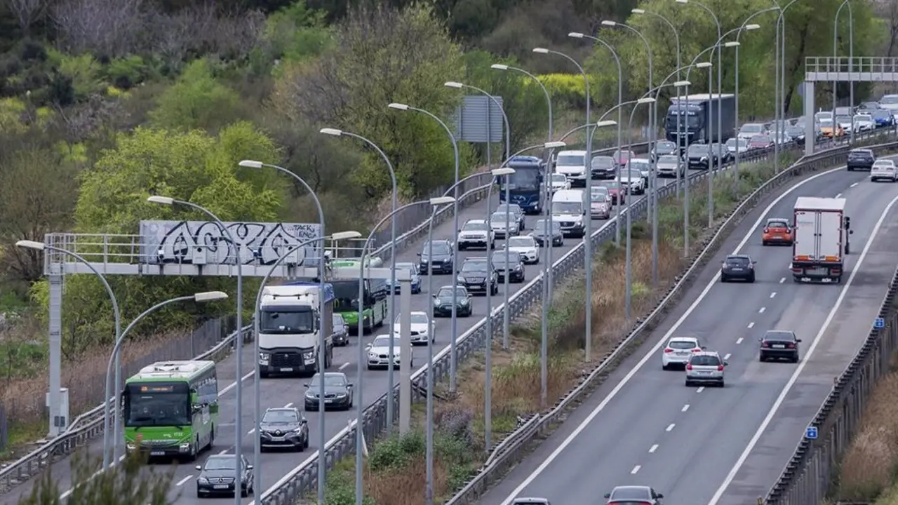 Carretera con afluencia de veh&iacute;culos