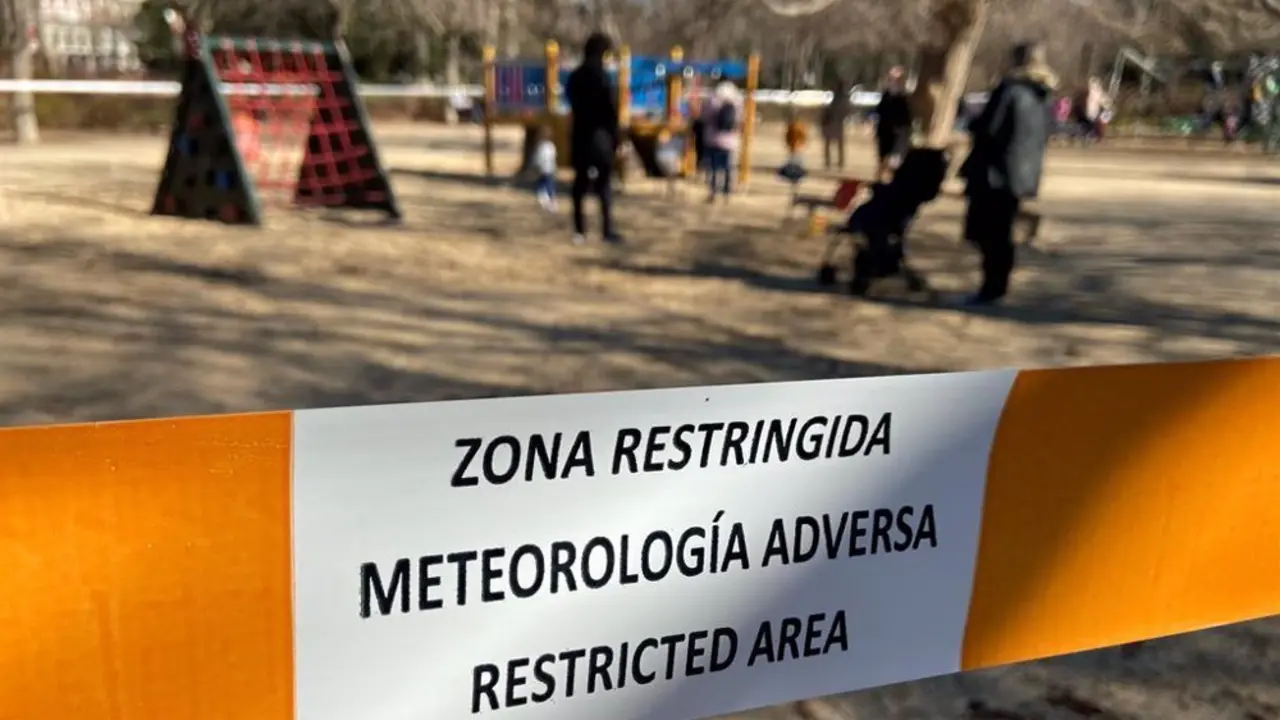 Valla que indica "Zona restringida, Meteorolog&iacute;a adversa, Restricted area"