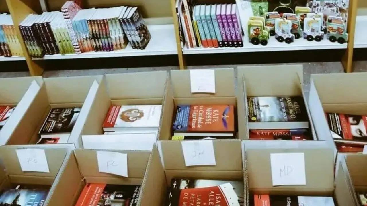 Libros ubicados en cajas en una biblioteca