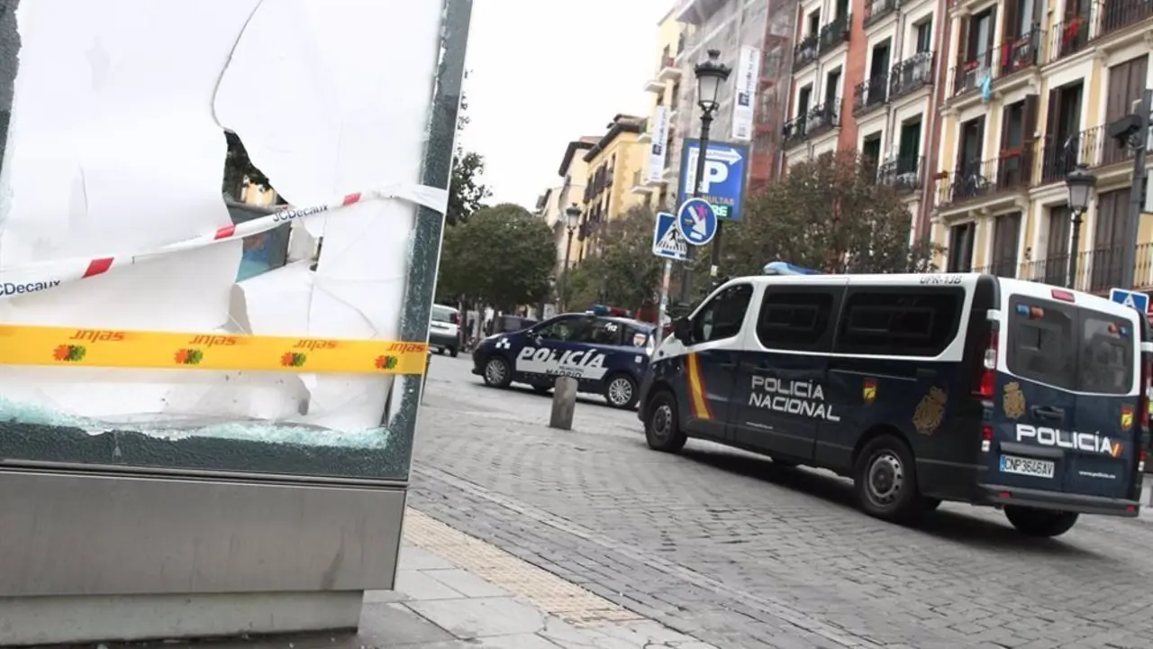 Veh&iacute;culos de la Polic&iacute;a Nacional circulando por carretera de Madrid
