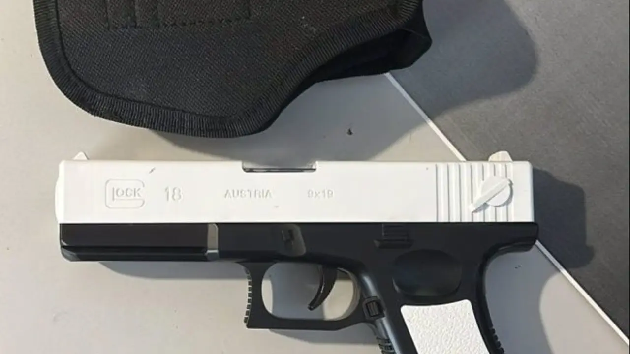 Pistola y funda de pistola sobre una mesa