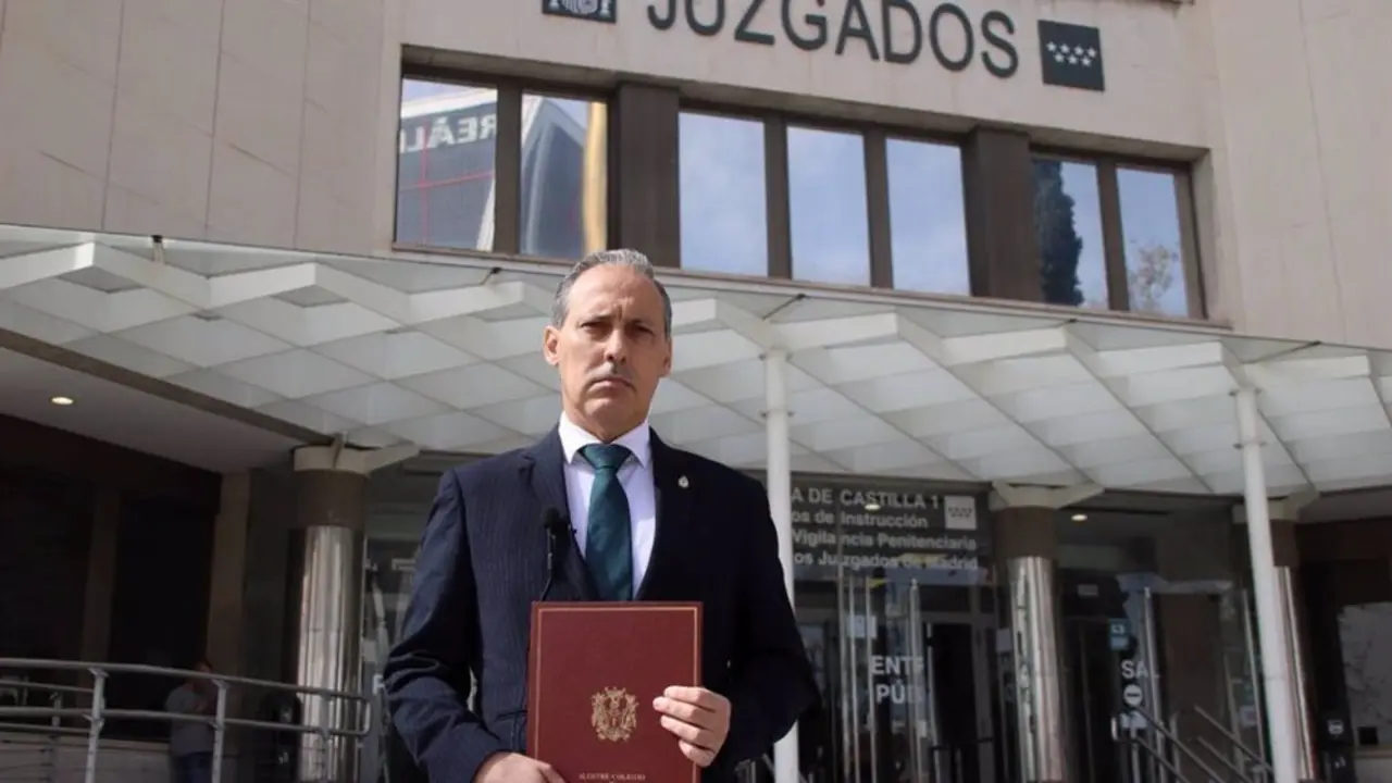 Juez en frente de Juzgados