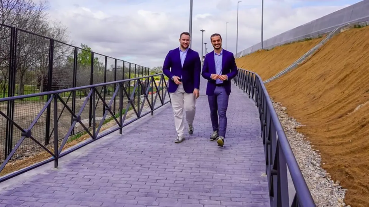 Alejandro Navarro, alcalde de Torrej&oacute;n, paseando junto al concejal de Urbanismo, Vivienda y Juventud, V&iacute;ctor Miranda