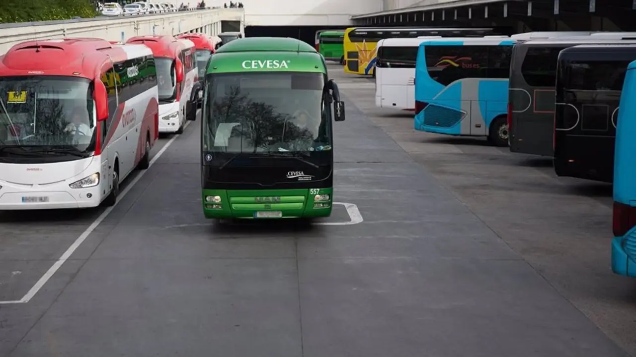 Aparcamiento de autobuses con autobuses aparcados