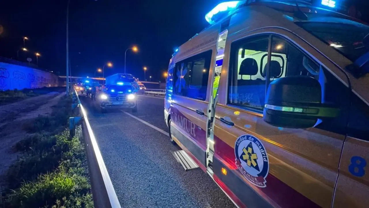 Veh&iacute;culo del Samur frente a dos veh&iacute;culos de la Polic&iacute;a