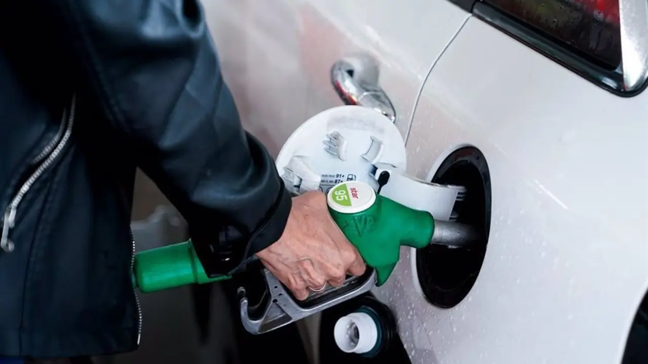 Mano echando gasolina a un veh&iacute;culo