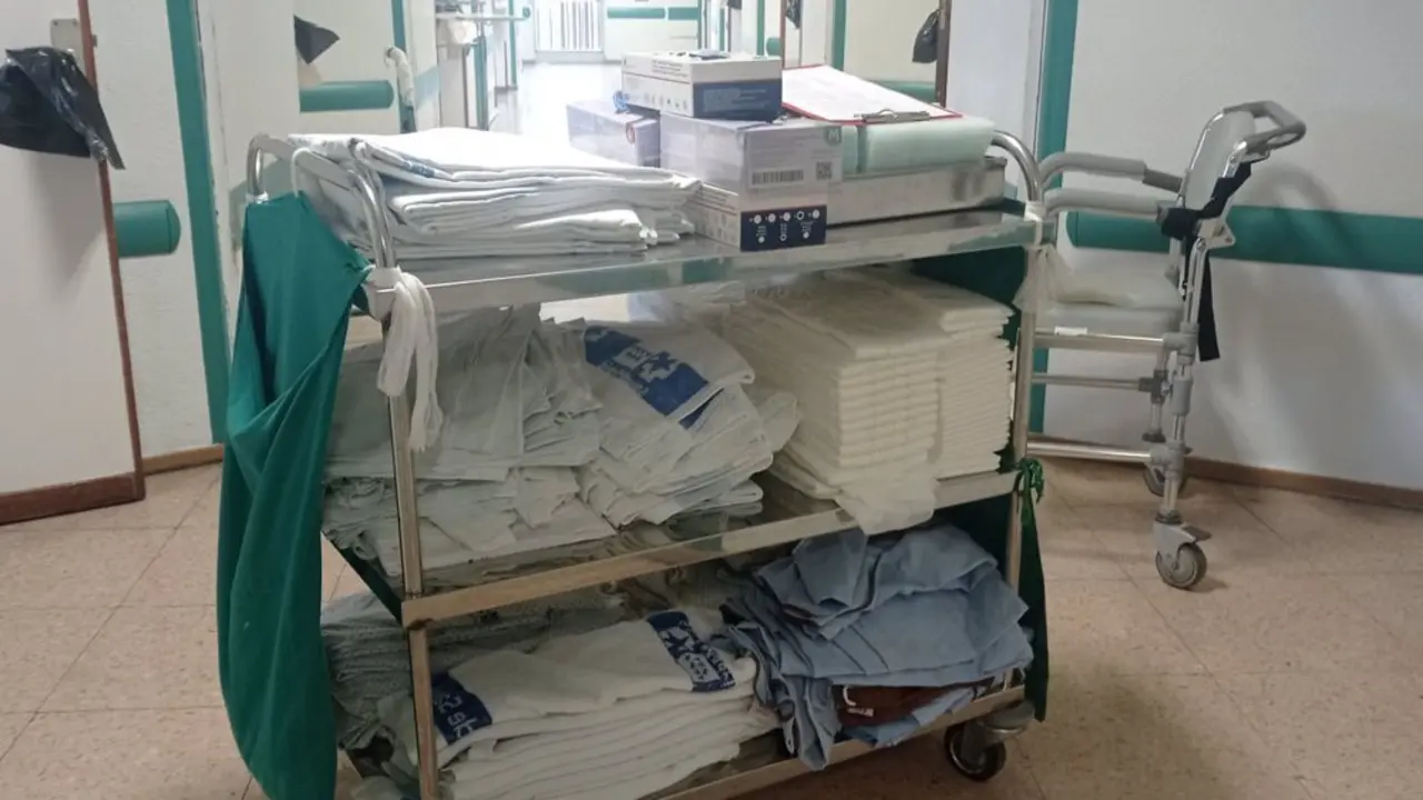 Carrito con s&aacute;banas en un pasillo de hospital