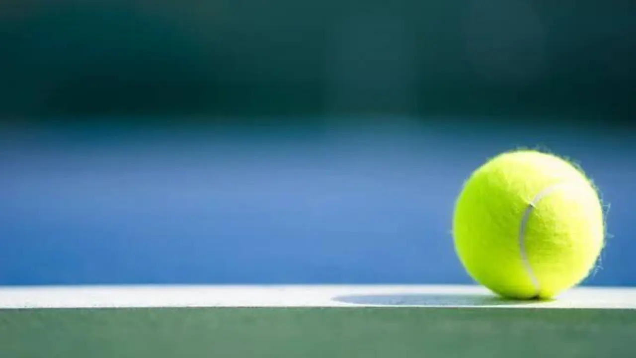 Bola de tenis sobre pista de tenis