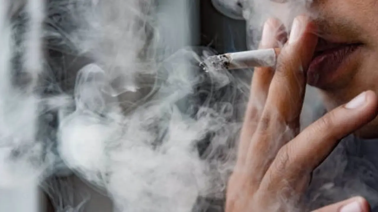 Persona fumando un cigarro