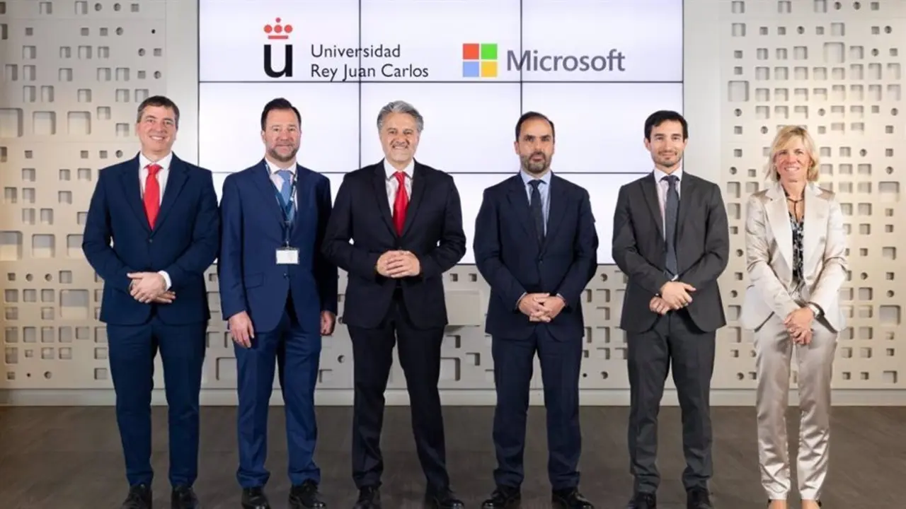 Encargados del acuerdo entre la Universidad Rey Juan Carlos y Microsoft Espa&ntilde;a posando ante la c&aacute;mara
