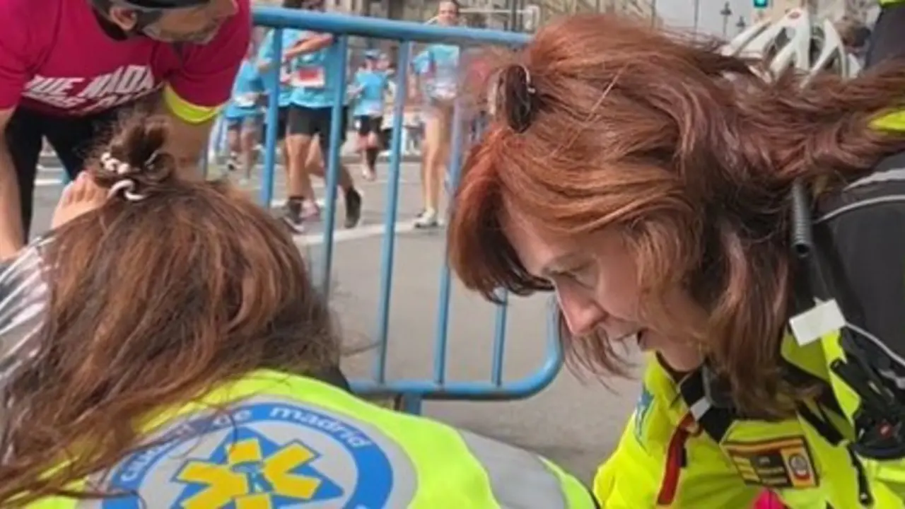 Corredores atendiendo a corredores de Movistar Madrid Medio Marat&oacute;n