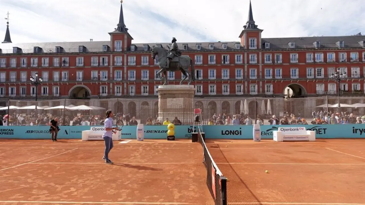 Pista de tenis de Mutua Madrid Open en la Plaza Mayor de Madrid