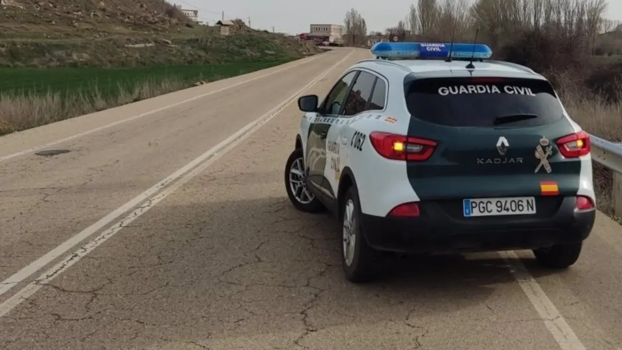 Veh&iacute;culo de la Guardia Civil estacionado en el and&eacute;n de una carretera