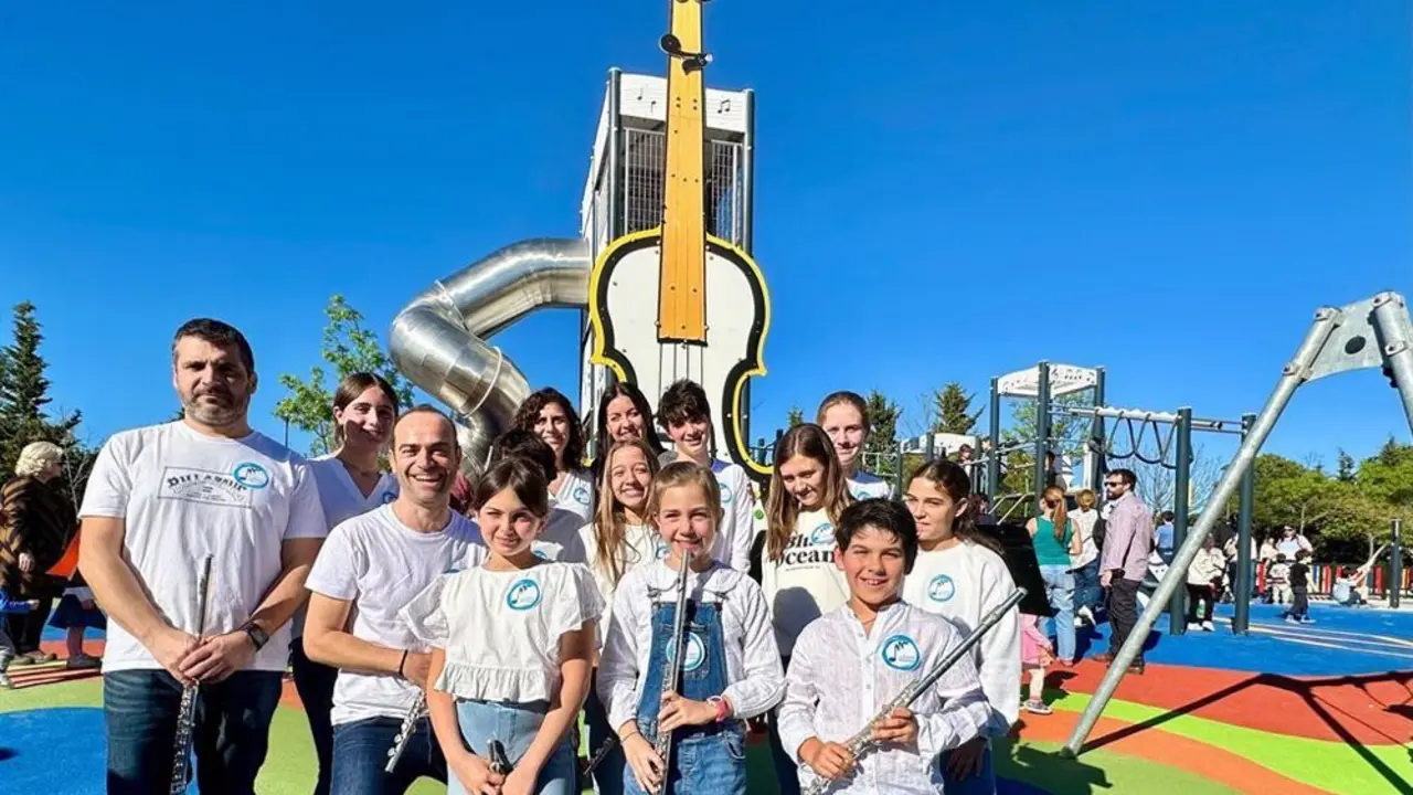 Alumnos de la Escuela de M&uacute;sica de Majadahonda posando para una foto en la inauguraci&oacute;n del parque Manuel de Falla