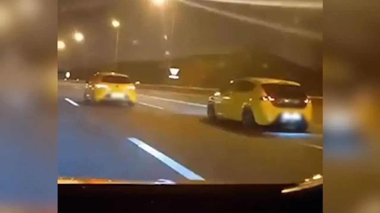 Dos coches conduciendo a gran velocidad