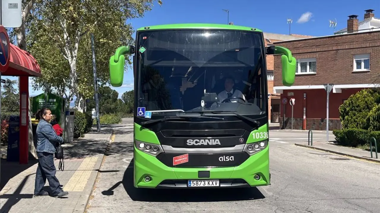 Autob&uacute;s verde del CRTM frente a una marquesina