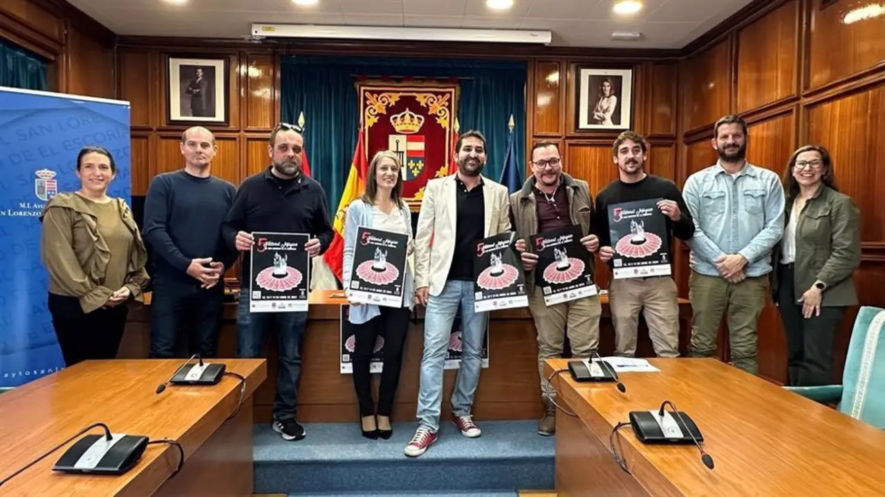 Personal del Ayuntamiento de San Lorenzo de El Escorial sosteniendo el cartel del Festival M&aacute;gico