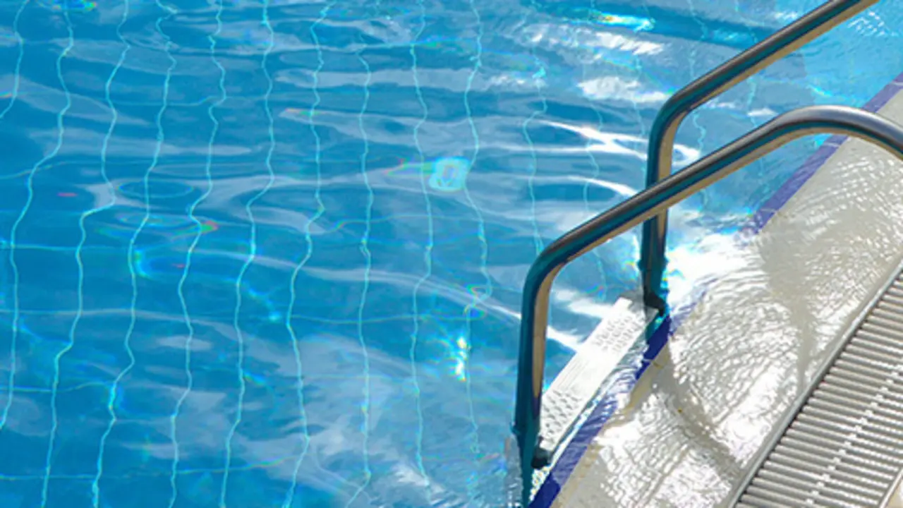 Escaleras en una piscina
