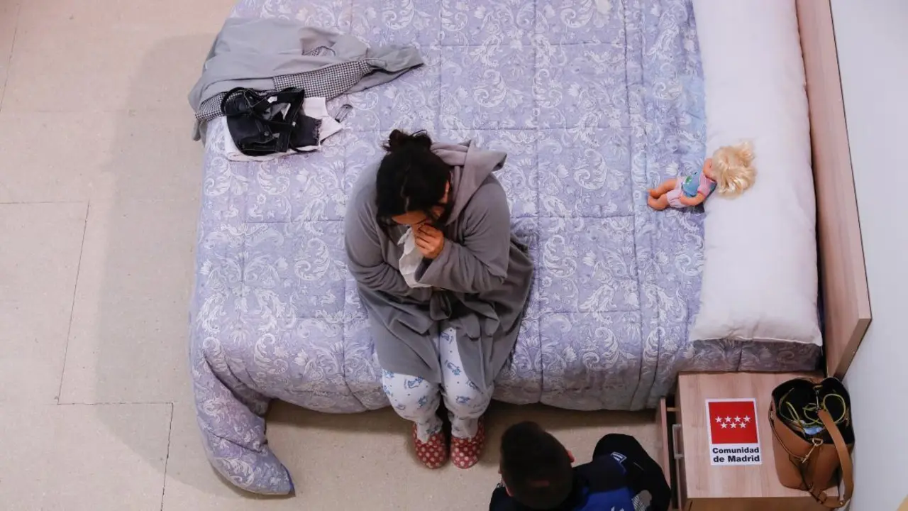Mujer sobre una cama sentada