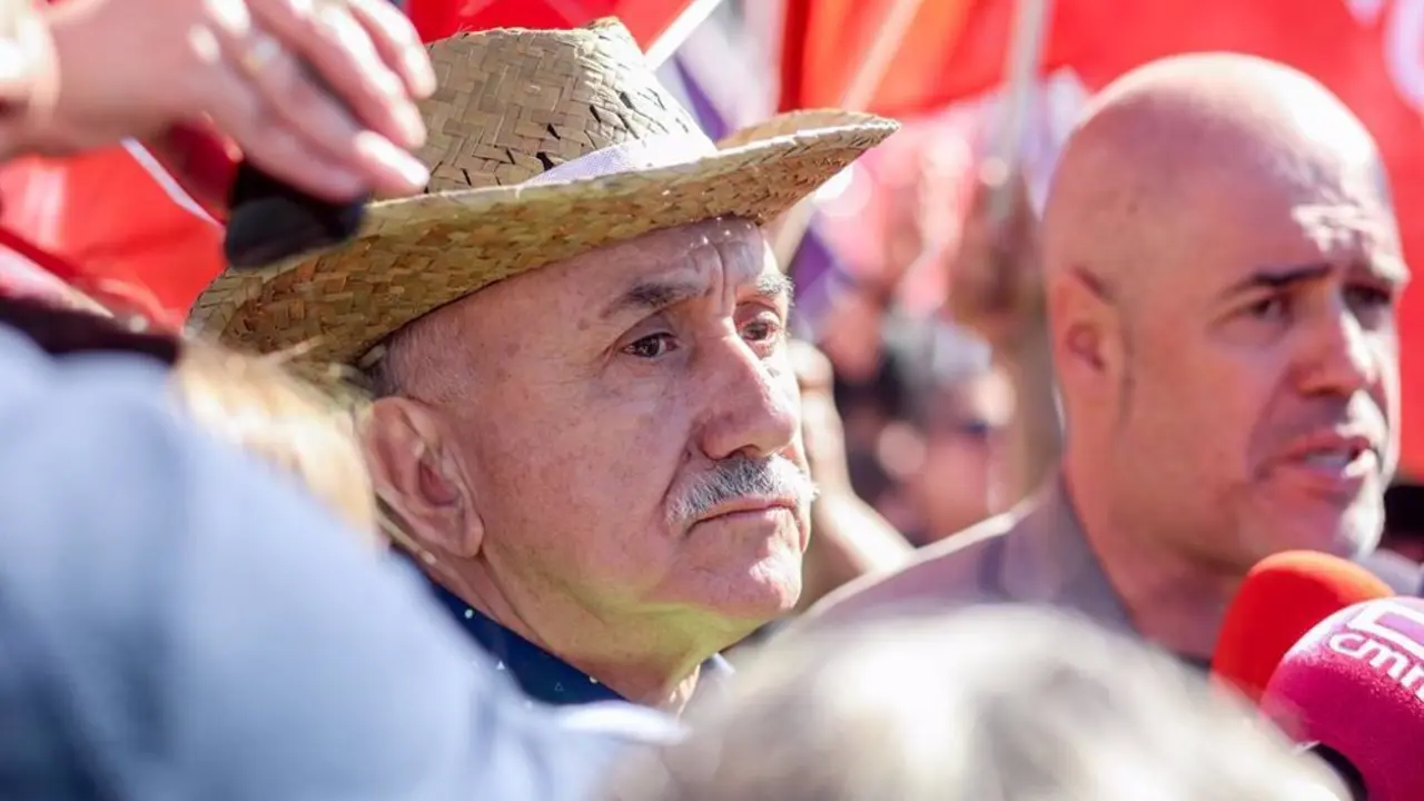 Se&ntilde;or con un sombrero en la cabeza en una manifestaci&oacute;n de CCOO y UGT