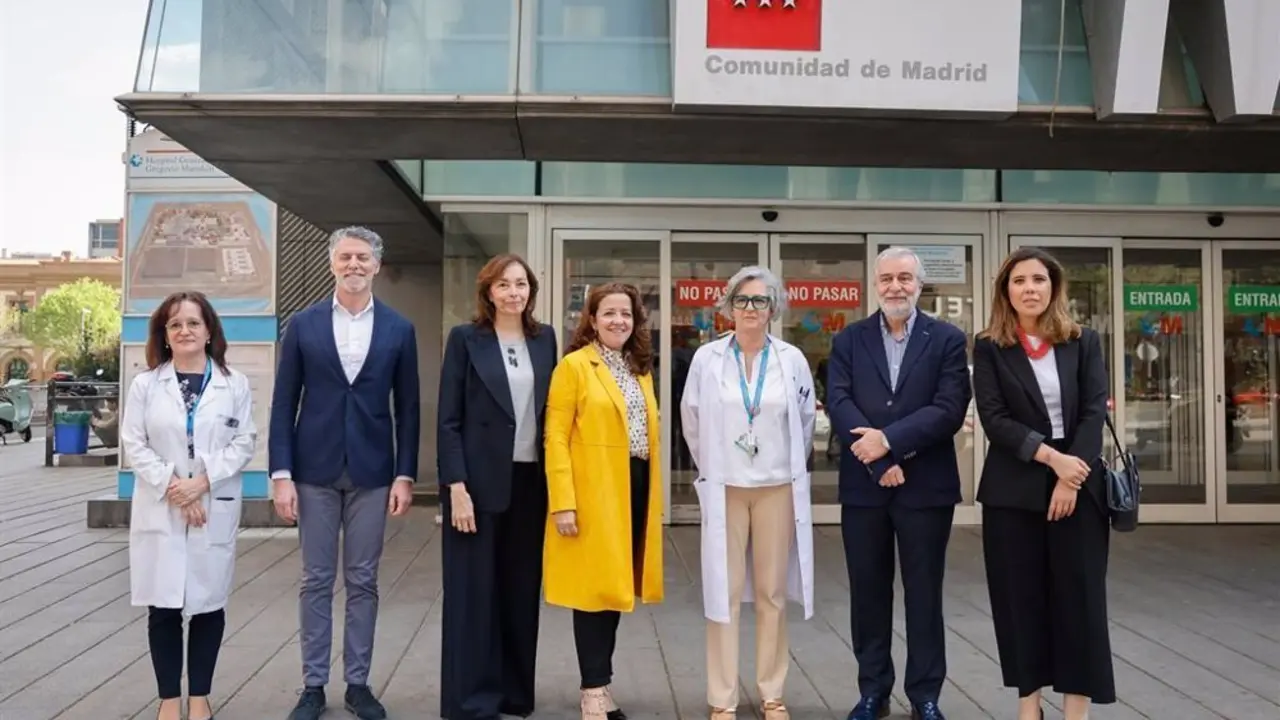 Trabajadores de Sanidad de la Comunidad de Madrid junto a F&aacute;tima Matute