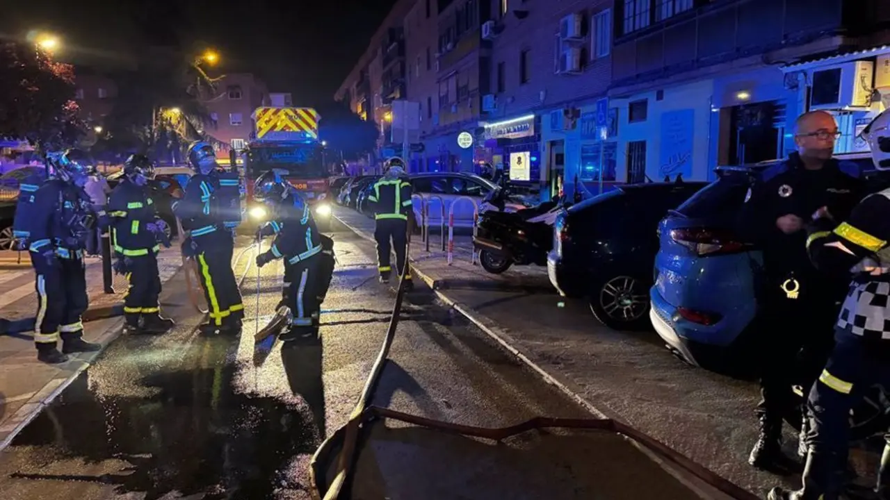 Bomberos apagando el incendio de una cocina en Getafe