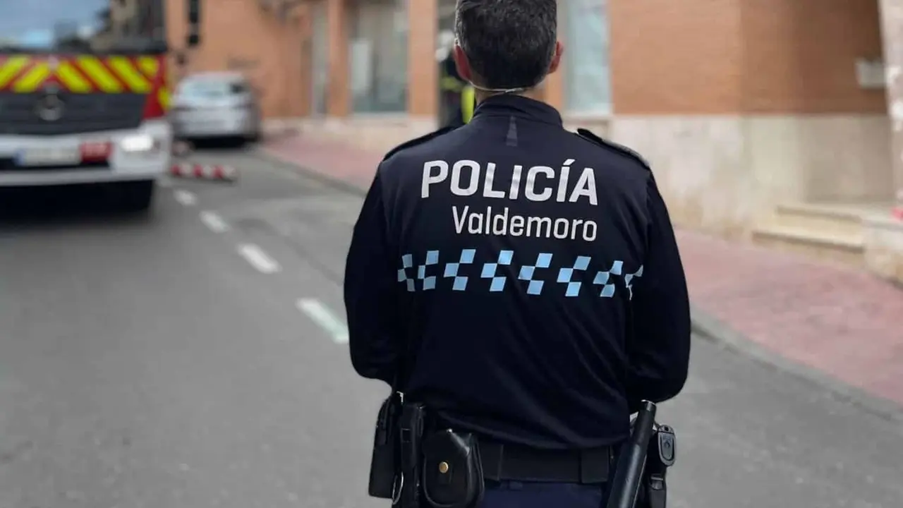 Agente de la Polic&iacute;a Municipal de Valdemoro de espaldas a la c&aacute;mara