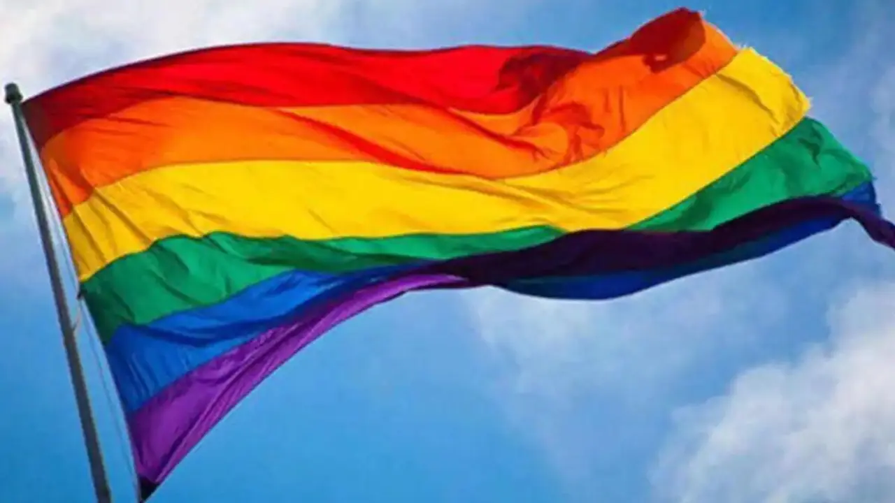 Bandera LGTB onde&aacute;ndose