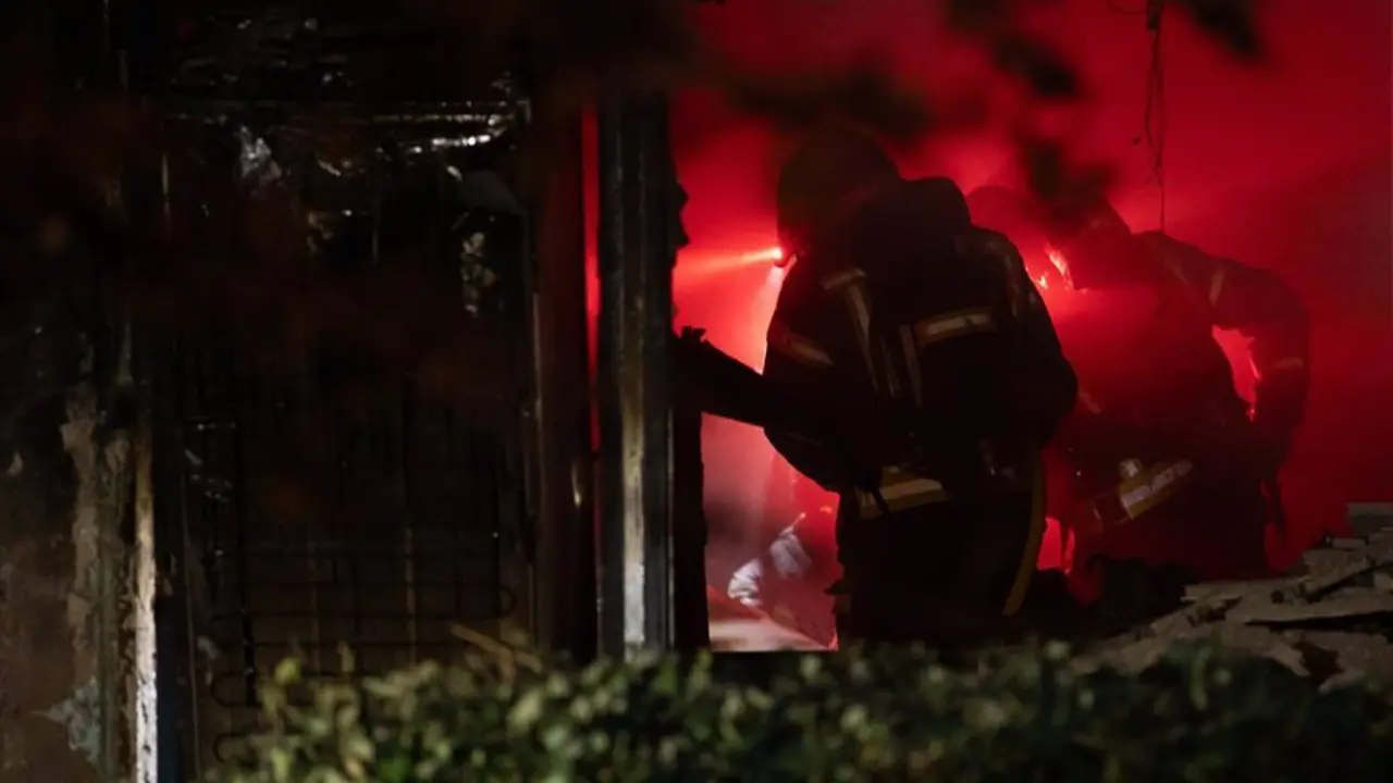 Bomberos apagando un incendio en un edificio en Chamber&iacute;