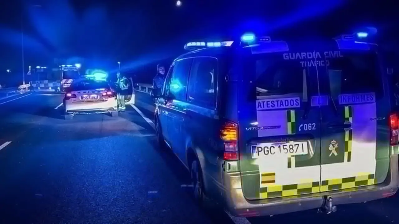 Servicios de la Guardia Civil estacionados en el and&eacute;n de una carretera con las luces de emergencias