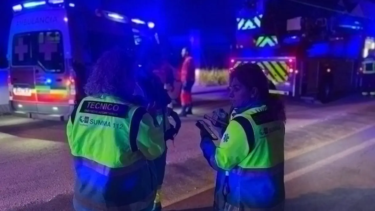 Bomberos apagando un incendio en Torres de la Alameda