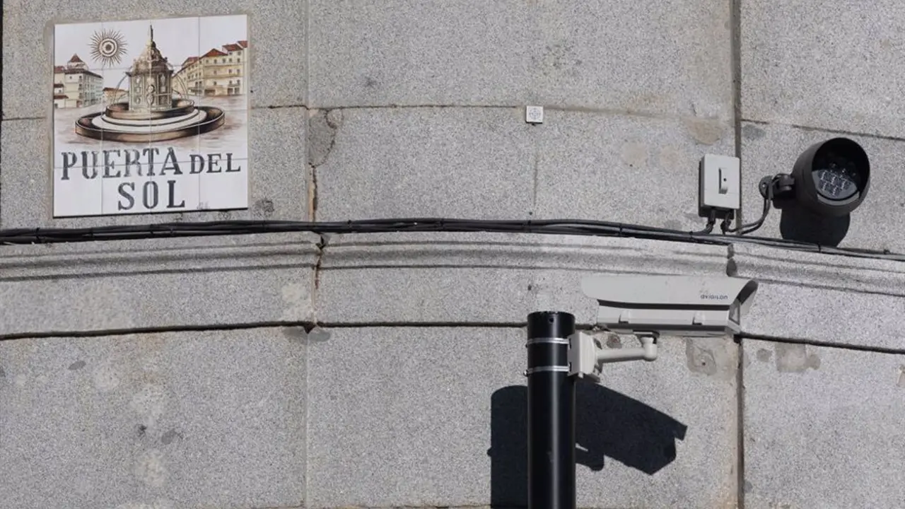 C&aacute;mara de videovigilancia en la Puerta del Sol de Madrid