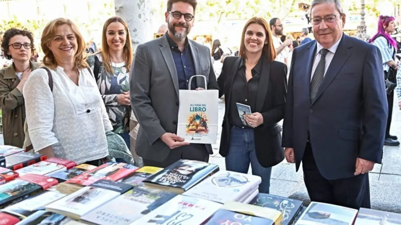 La alcaldesa de Alcal&aacute; de Henares, Judith Piquet, en la Feria del Libro
