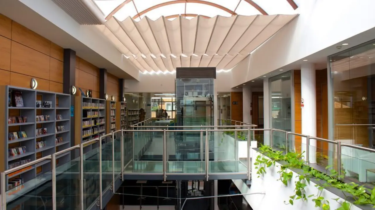 Interior de la Biblioteca Ricardo Le&oacute;n de Galapagar