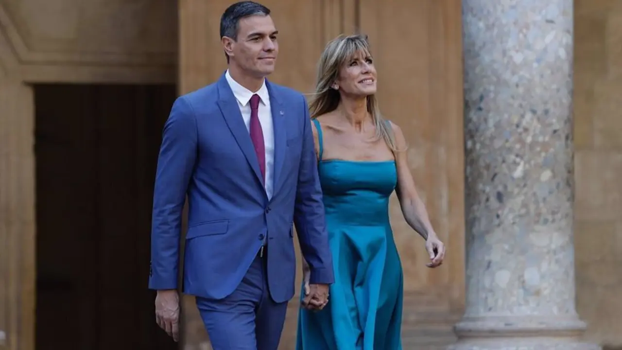 Pedro S&aacute;nchez y Bego&ntilde;a G&oacute;mez de la mano