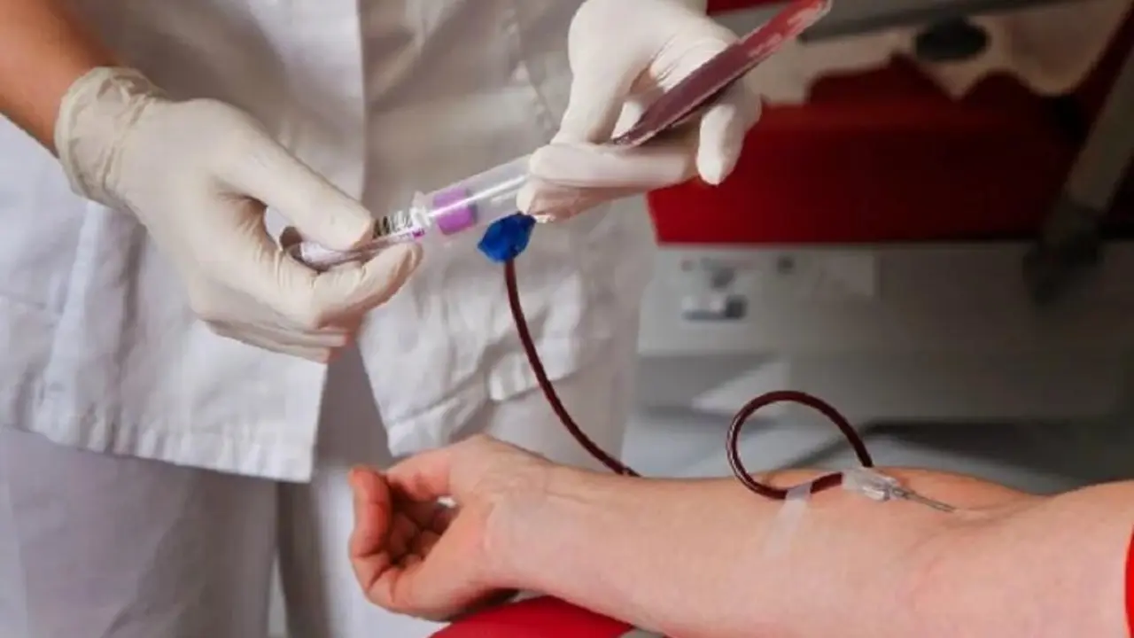 Persona donando sangre