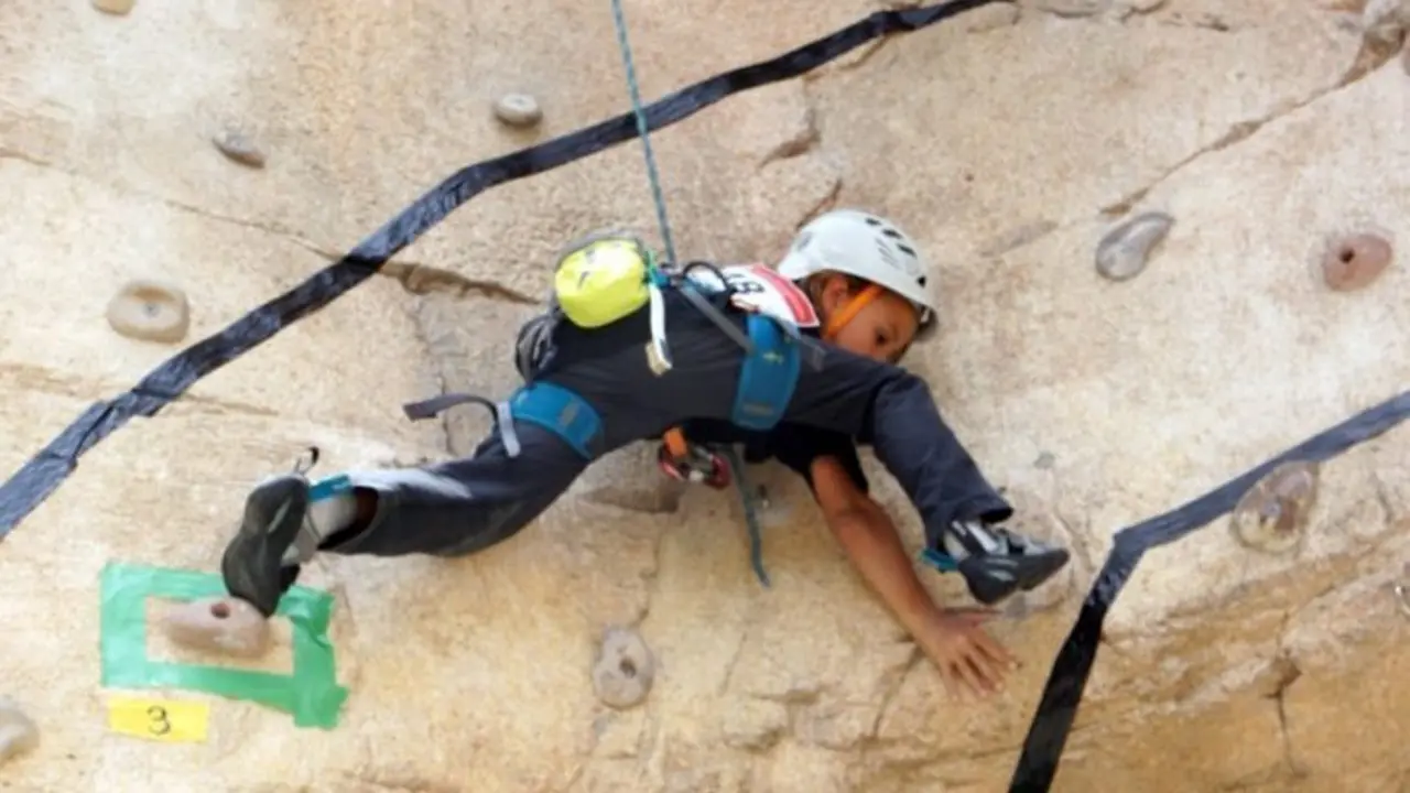 Ni&ntilde;o peque&ntilde;o escelando un roc&oacute;dromo