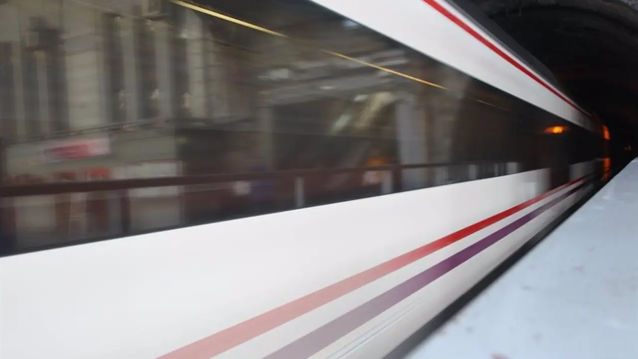 Tren de Renfe Cercan&iacute;as Madrid circulando por la v&iacute;a