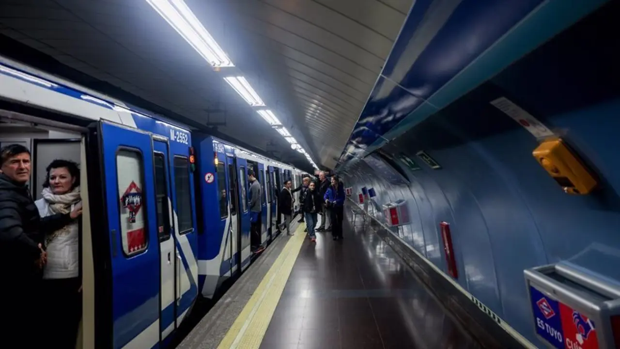 Estaci&oacute;n de Metro de Madrid con un tren abriendo sus puertas