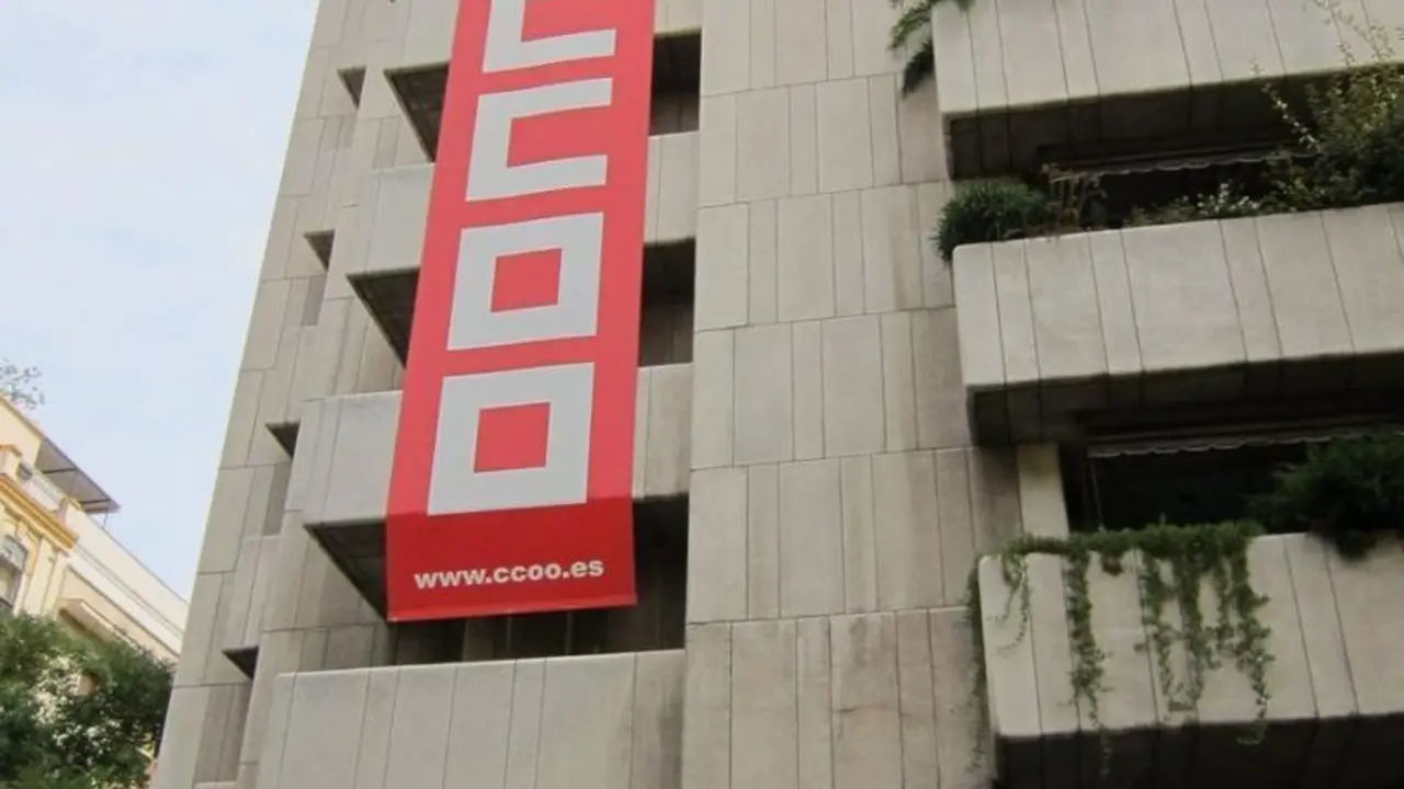 Fachada con un cartel de CC.OO.