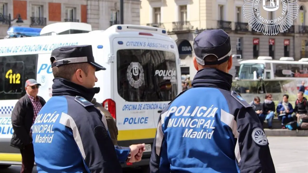 Dos agentes de la Polic&iacute;a Municipal de Madrid paseando por la Puerta del Sol