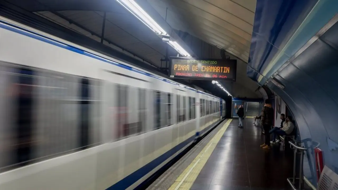 And&eacute;n de Metro de la L&iacute;nea 1 direcci&oacute;n Pinar de Chamart&iacute;n