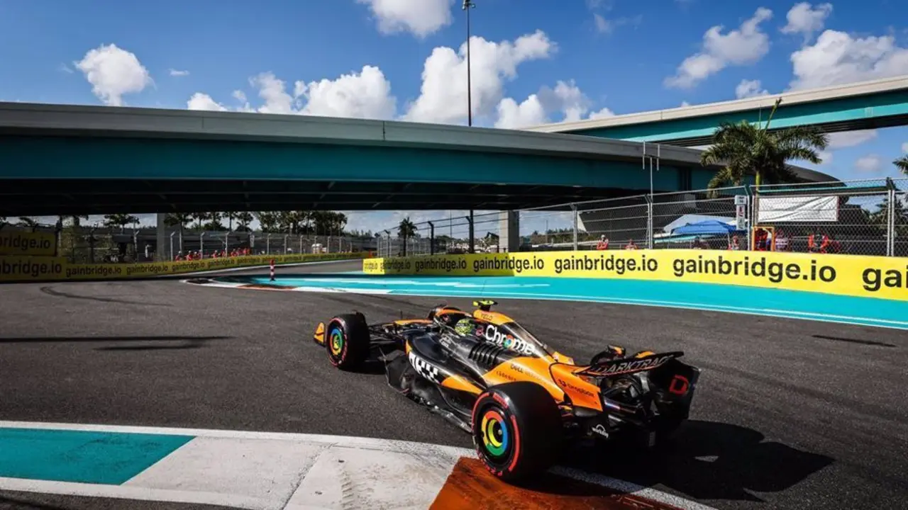 Circuito con veh&iacute;culo de F&oacute;rmula 1