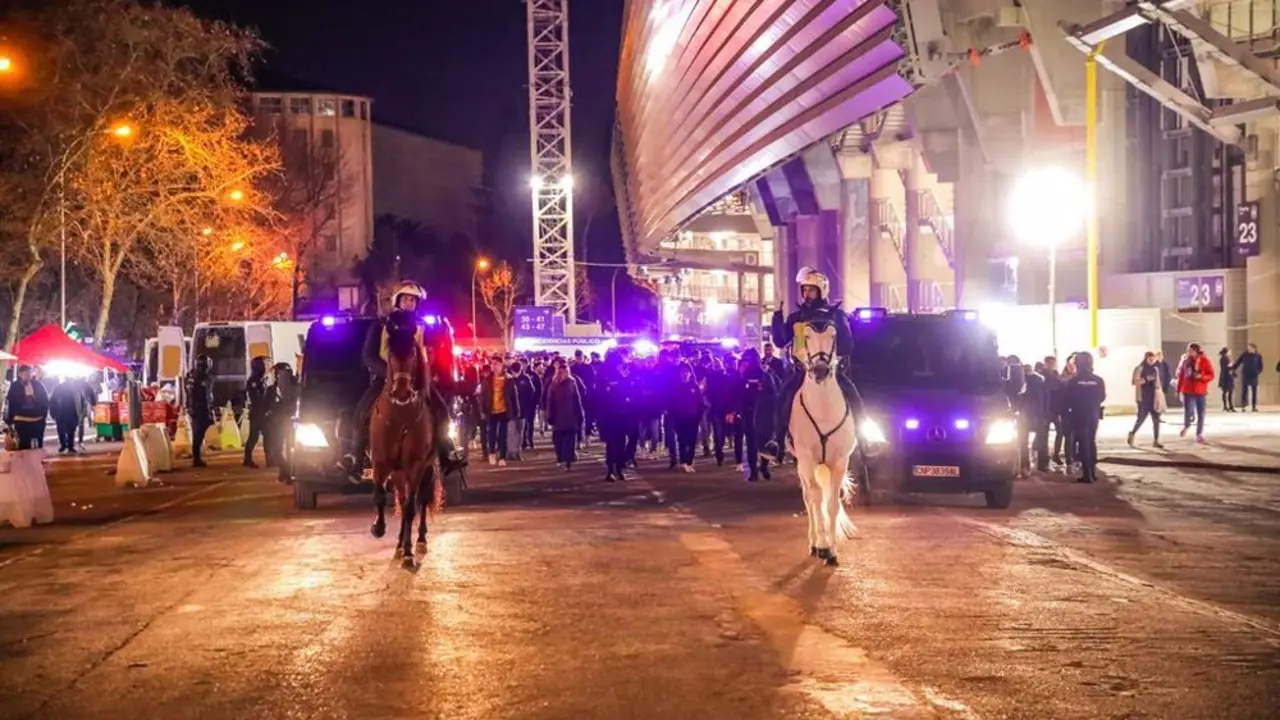 Efectivos de seguridad frente al Estadio Santiago Bernab&eacute;u en Madrid