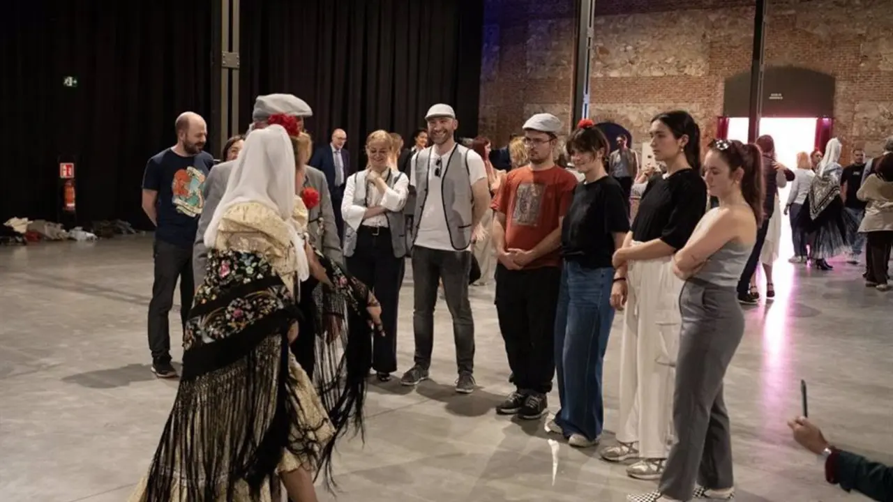 Chulapos y chulapas bailando el chotis en San Isidro