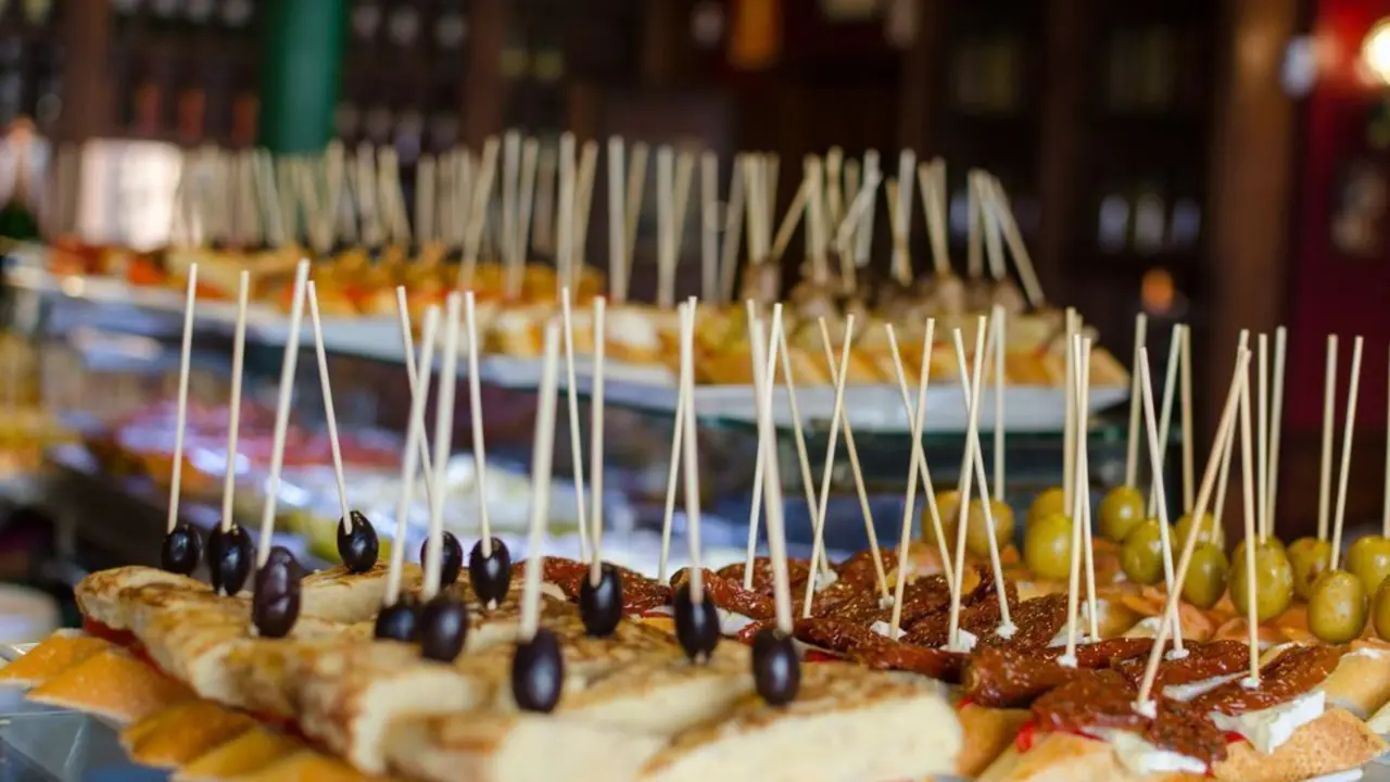 Tapas y pinchos en la barra de un bar