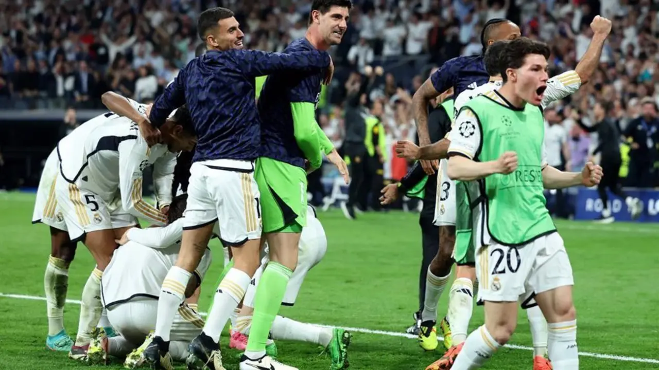 La plantilla del Real Madrid abraz&aacute;ndose despu&eacute;s de un partido