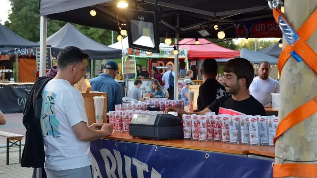 Puesto de cervezas en una feria