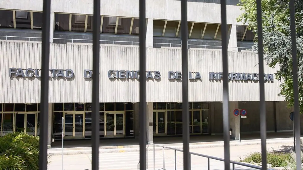 Entrada principal de la Facultad de Ciencias de la Informaci&oacute;n de la Universidad Complutense de Madrid 