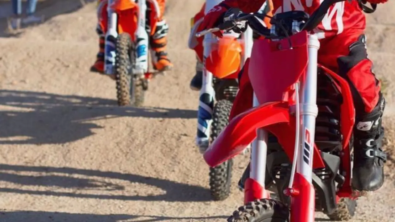 Ni&ntilde;os montando en motos de motocross